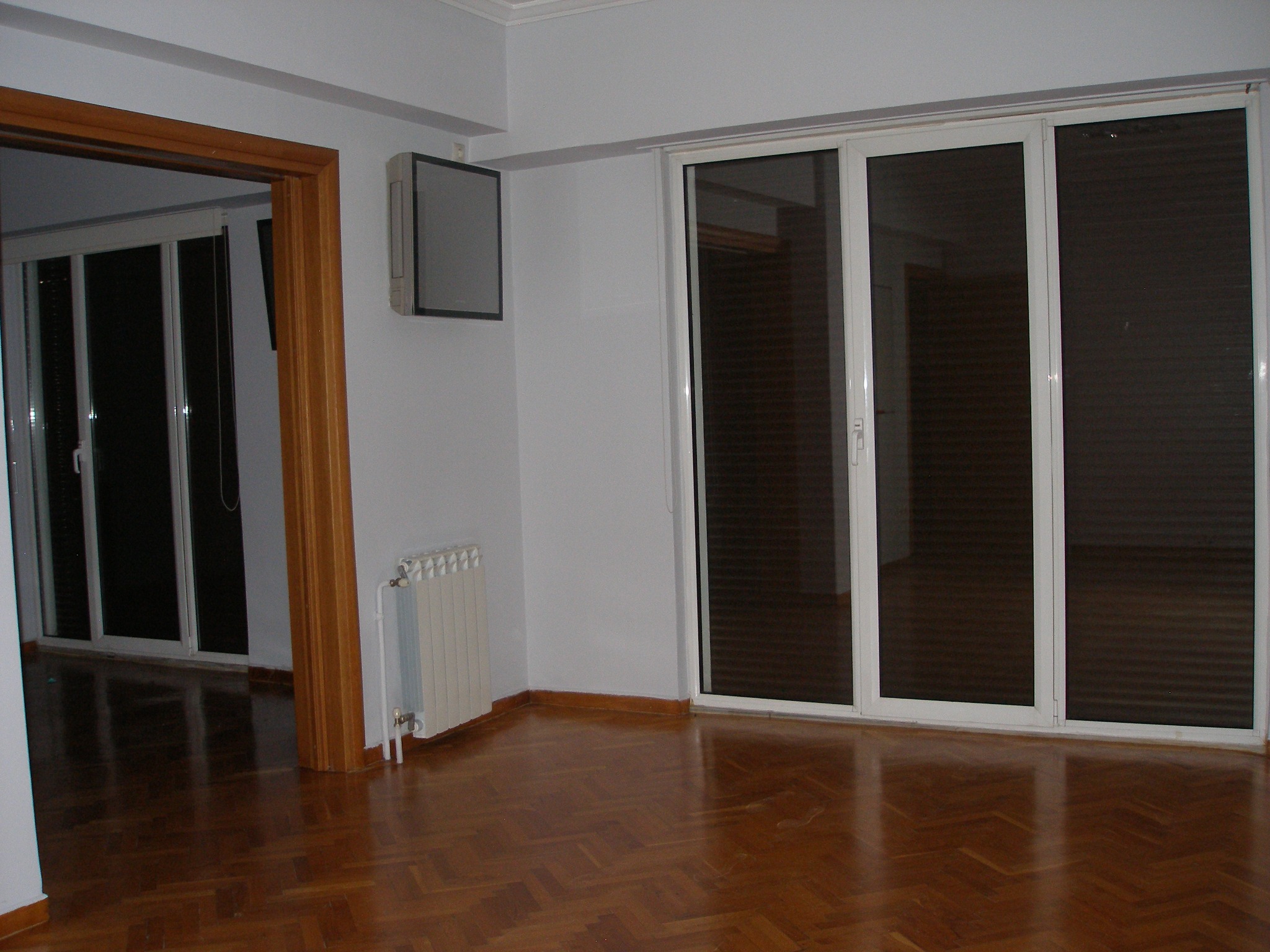 Connecting room and corridor